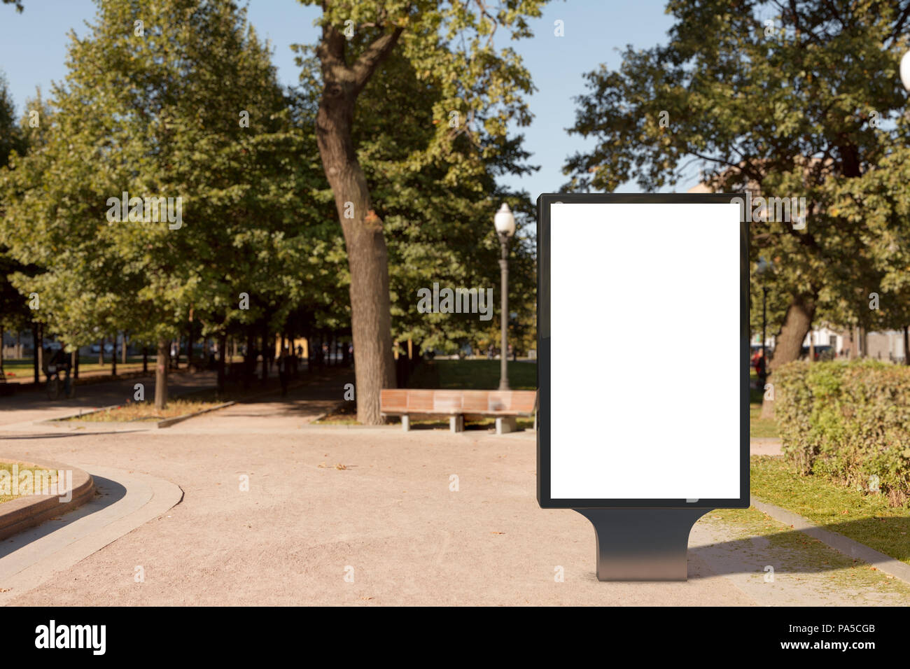 Leere Straße Plakat Plakat stand in städtischen Park. 3D-Darstellung. Stockfoto