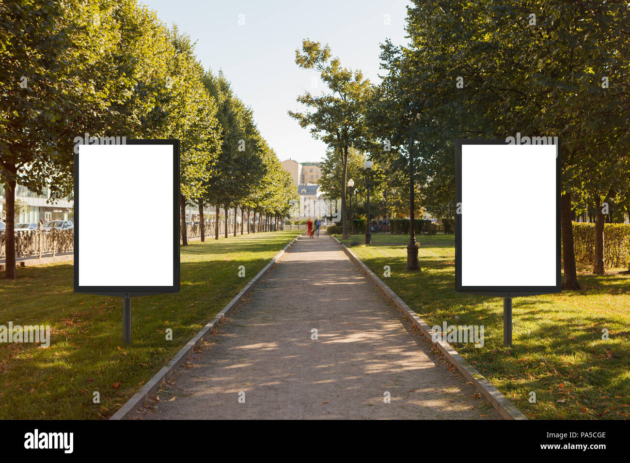 Zwei leere Straße Plakat Plakate in den städtischen Park. 3D-Darstellung. Stockfoto