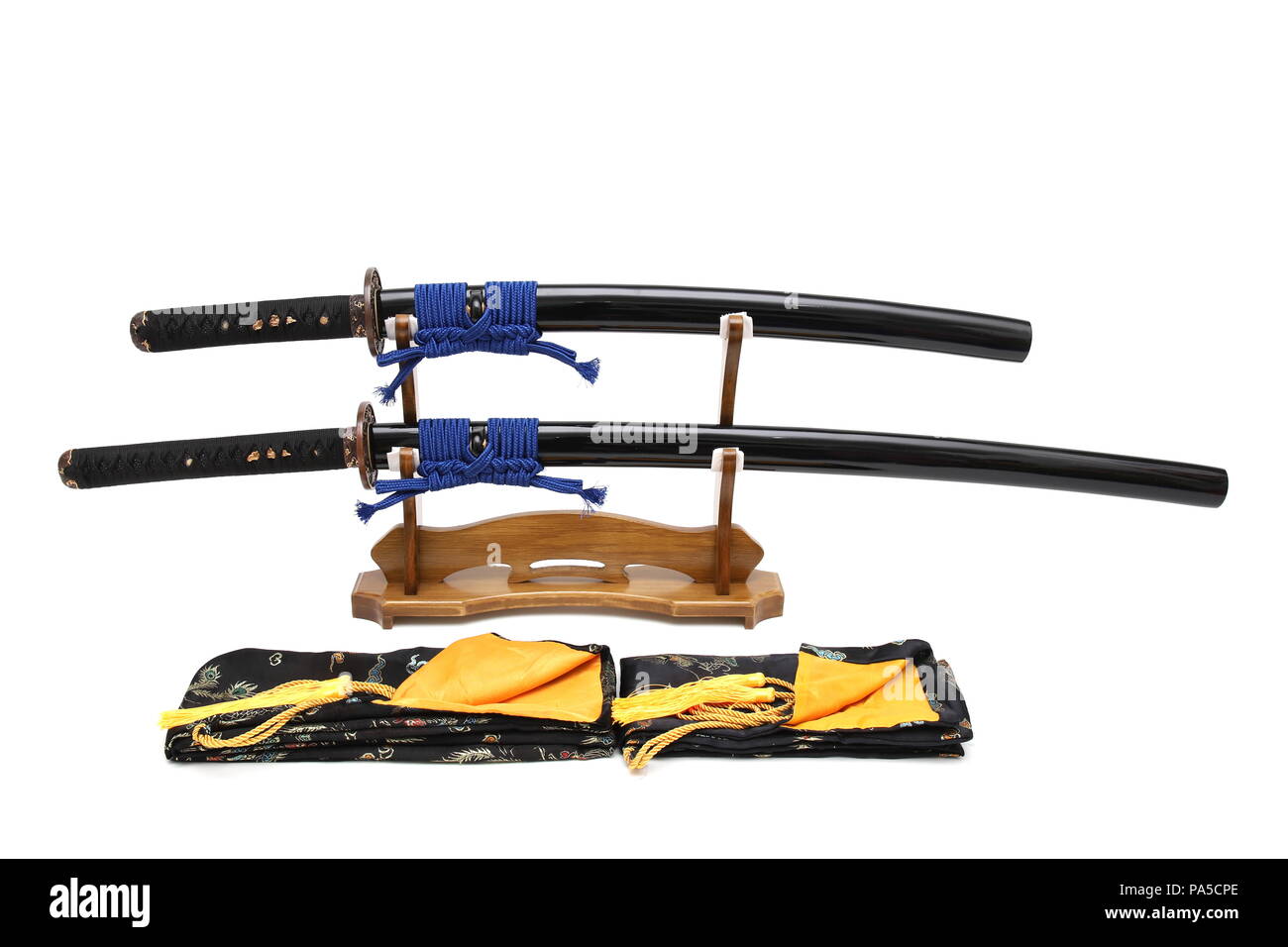 Japanisches Schwert auf Holz Stativ und seidenen Beutel in der Front in  weißem Hintergrund Stockfotografie - Alamy
