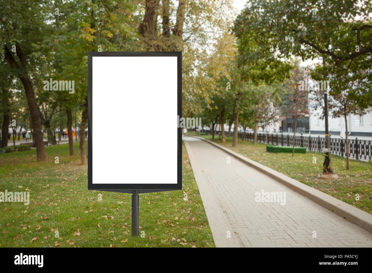 Leere Straße Plakat Plakat stand in städtischen Park. 3D-Darstellung. Stockfoto