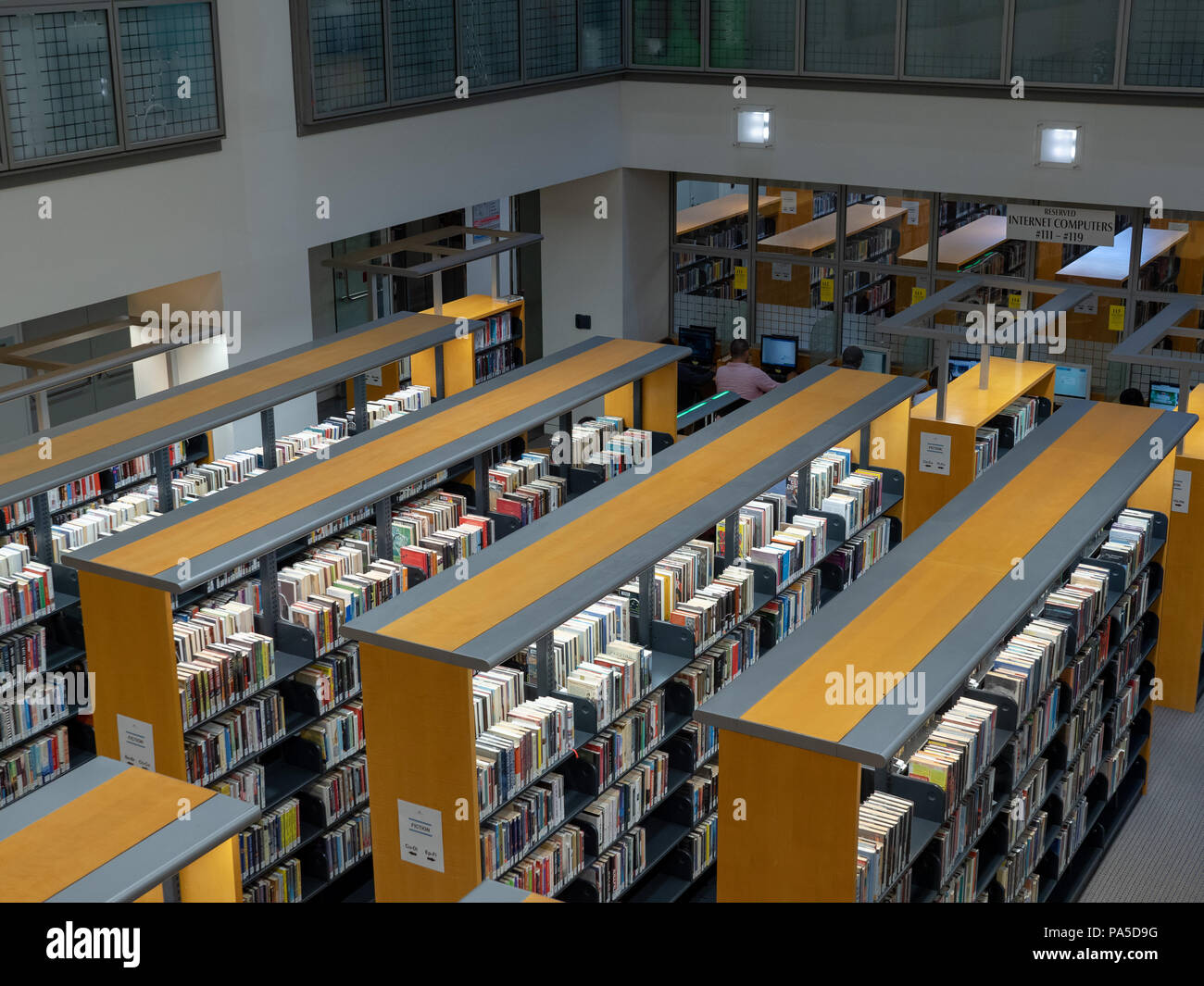 Reihen von Büchern unter den Stapel in der San Francisco Public Library Civic Center Lage Stockfoto