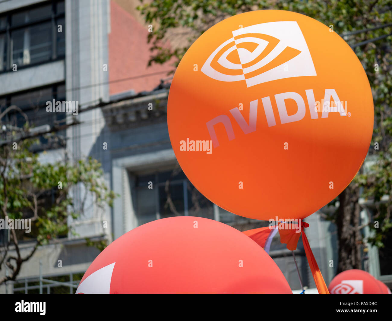 Orange nVidia Logo auf der Ballon im urbanen Raum Stockfoto