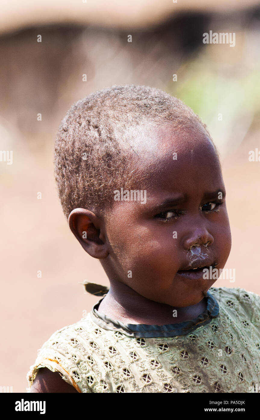 AMBOSELI, Kenia - 10. OKTOBER 2009: Portrait eines nicht identifizierten Massai kleines Mädchen in schmutzigen Kleid in Kenia, 10.Oktober 2009. Massai Menschen sind eine Nilo Stockfoto