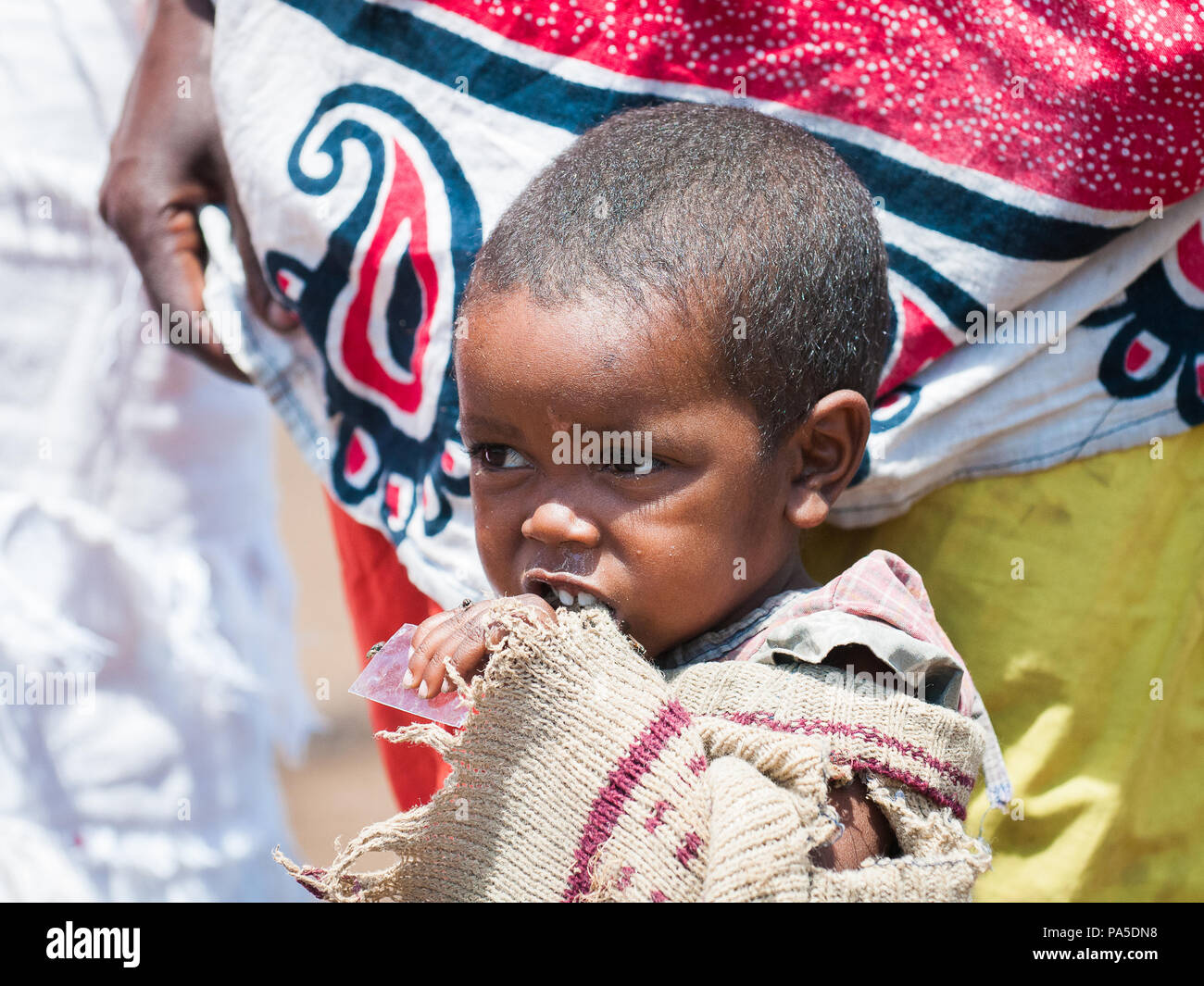 AMBOSELI, Kenia - 10. OKTOBER 2009: Unbekannter Massai wenig schüchtern baby girl portrait in alten Kleidern in Kenia, Oct 10, 2009. Massai Menschen sind eine Nilot Stockfoto