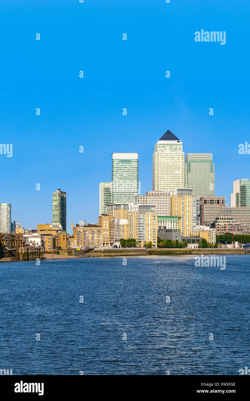 Stadtbild von Canary Wharf in London an einem wolkenlosen Tag Stockfoto