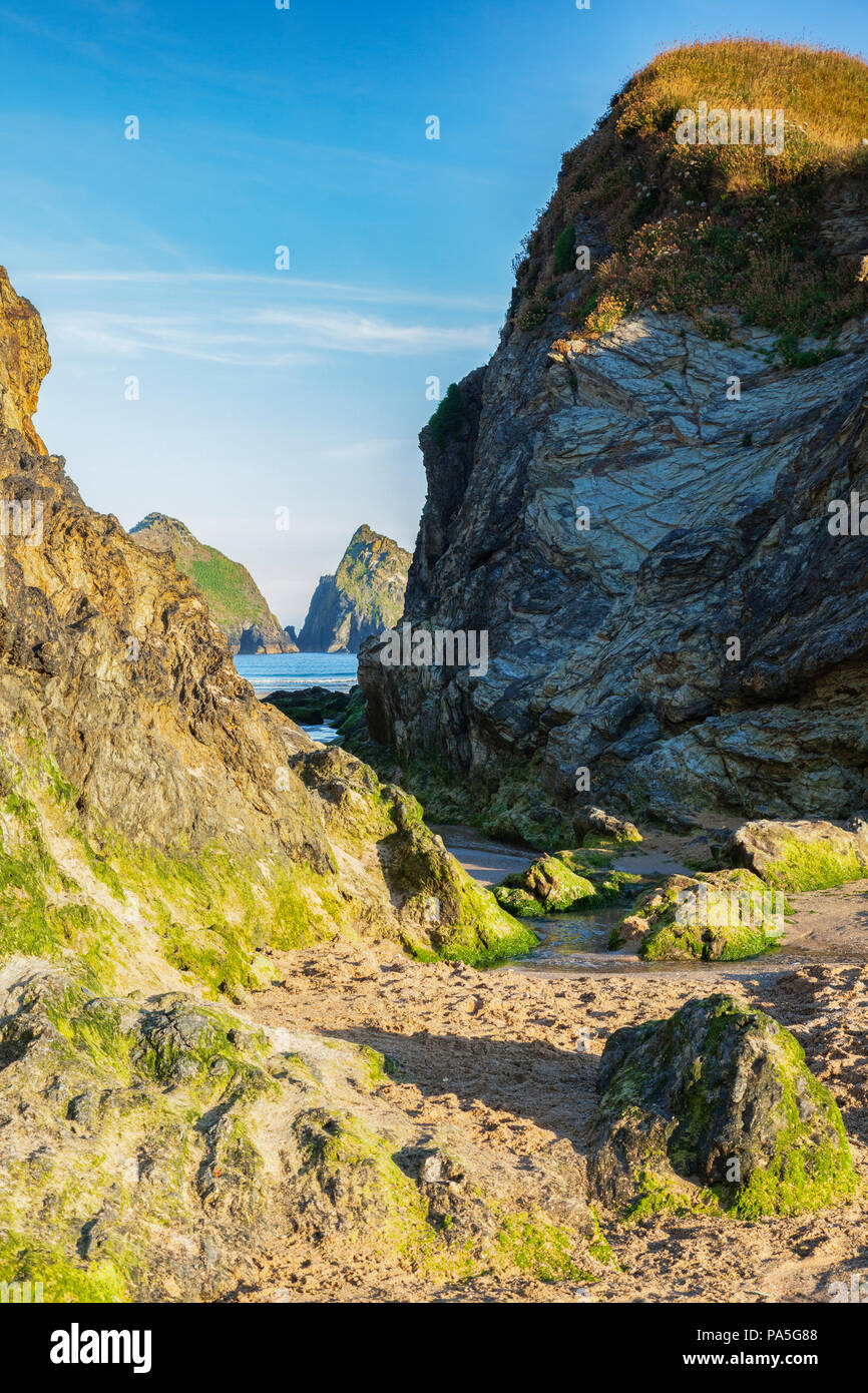 Holywell Strand, mit Blick über die Carters Felsen, Noirth Cornwall, Großbritannien Stockfoto