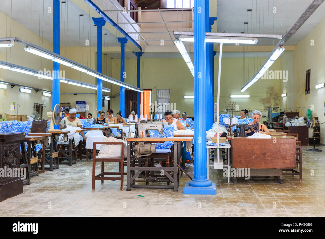 Kubanischen Frauen nähen auf Maschinen, die in der textilen Produktion und Fabrik, Havanna, Kuba Stockfoto