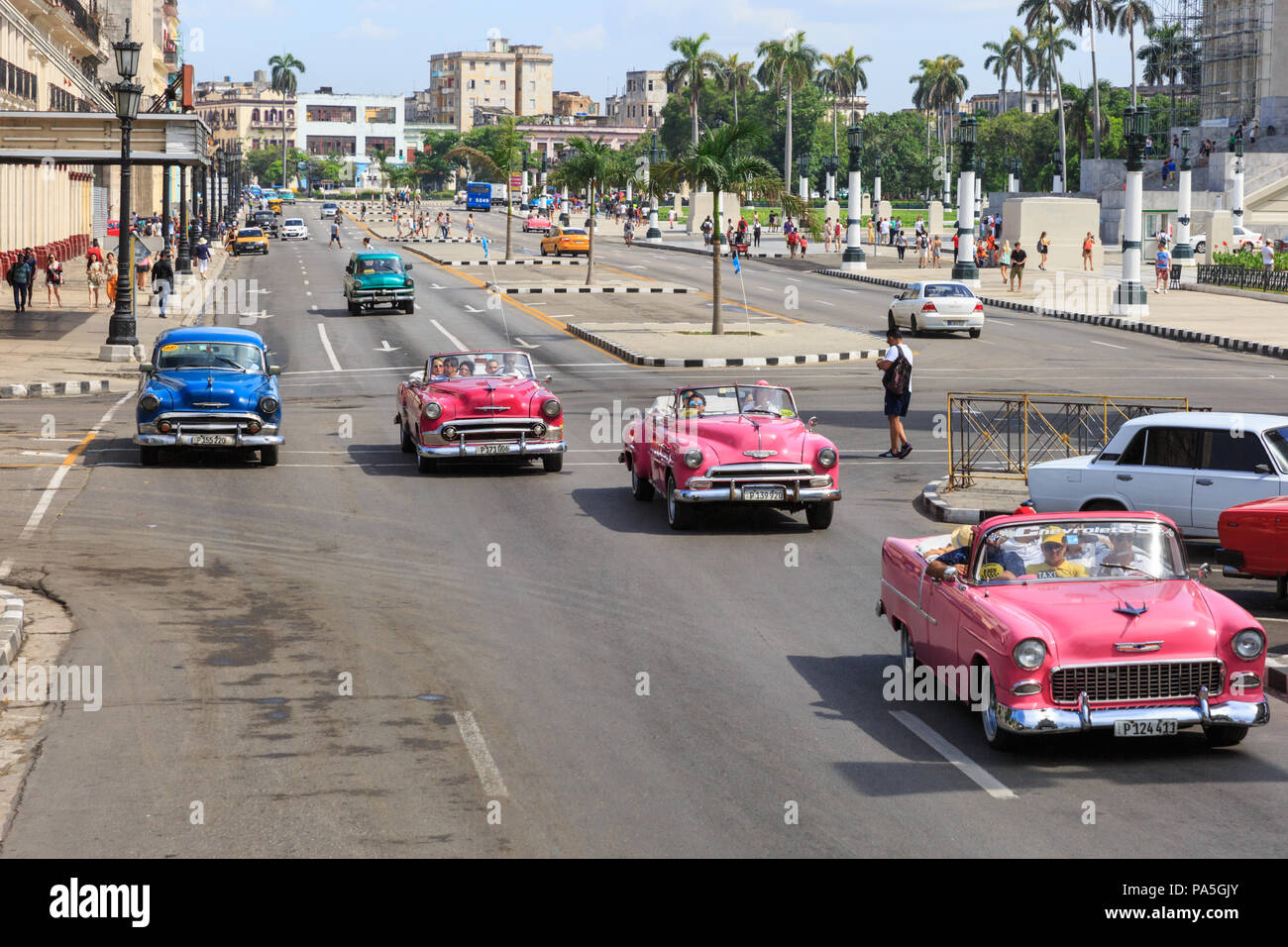 Amerikanische Oldtimer, Oldtimer-Taxis mit Touristen und Besuchern auf dem Paseo de Marti in Havanna, Kuba Stockfoto