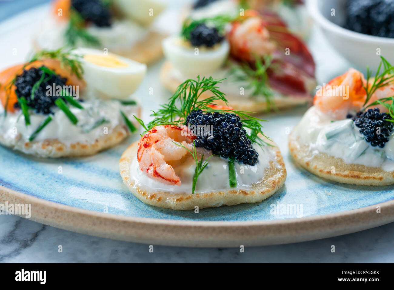 Quail egg canape Fotos und Bildmaterial in hoher Auflösung Alamy