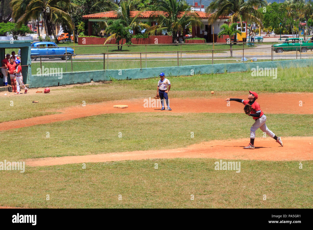 Kinder und Jugendliche spielen in einem Baseball Spiel für Team Auswahl in Mantanzas Baseballstadium, Kuba Stockfoto