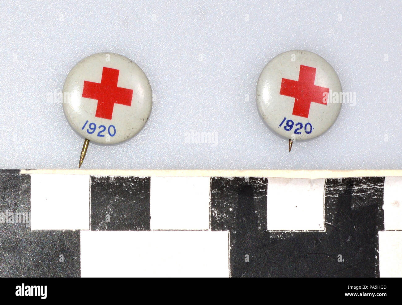 38 1920 American Red Cross Pins Stockfoto