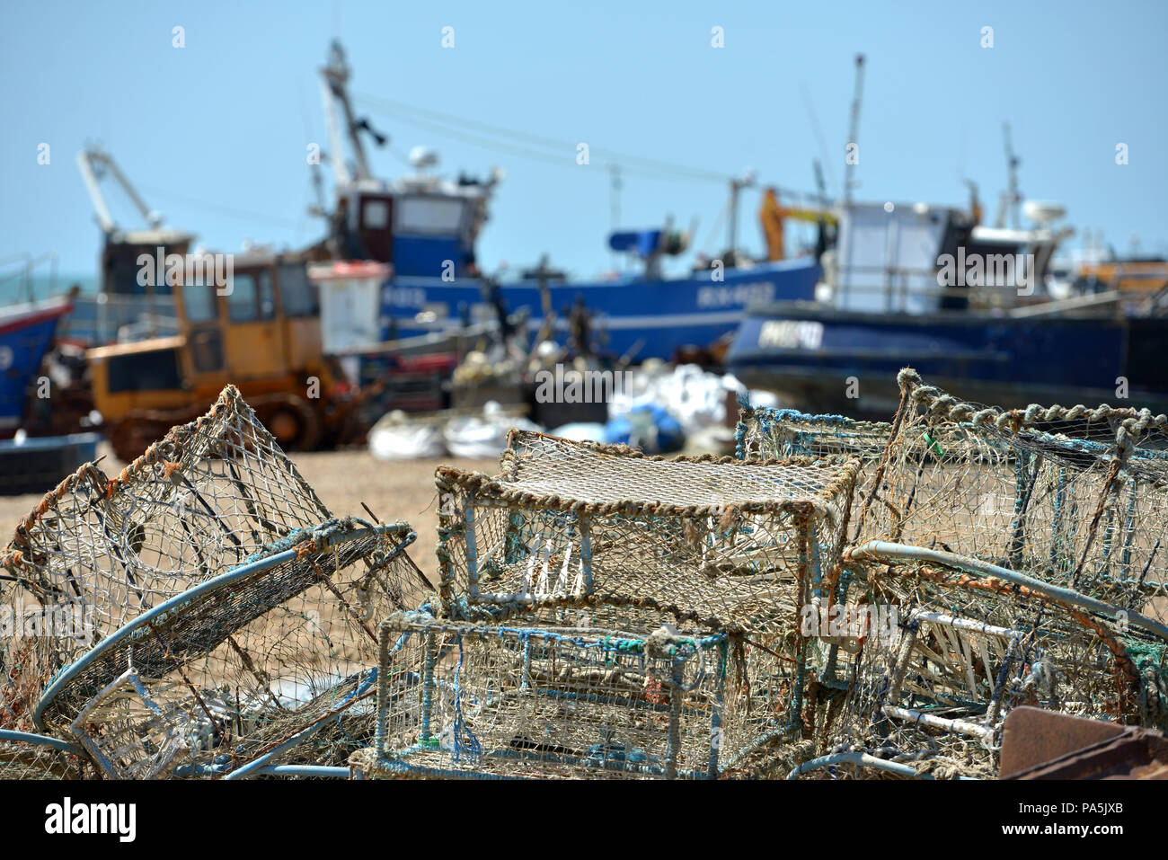 Fischernetze und Fischkutter "Stade" - der Kiesstrand in der Altstadt von Hastings, East Sussex, Großbritannien Stockfoto