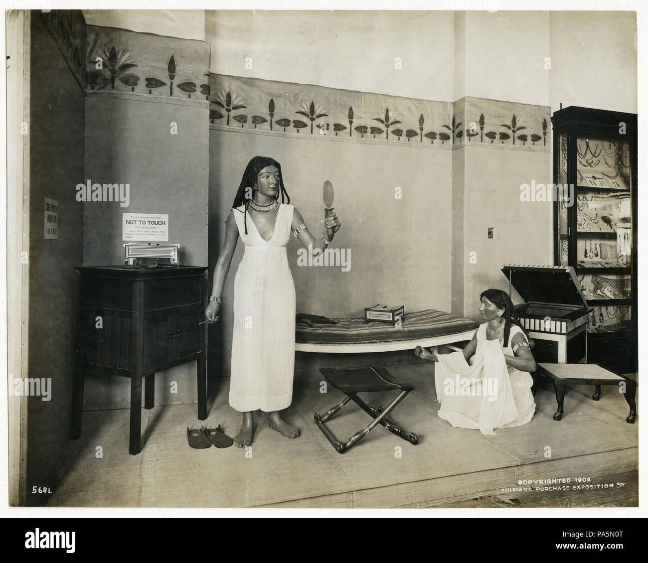 580 Anzeige in der Abteilung für Anthropologie an der World's Fair 1904, lebensgroßen Modellen eines ägyptischen Dame in ihrem Schlafzimmer mit einem Slave attendant Stockfoto
