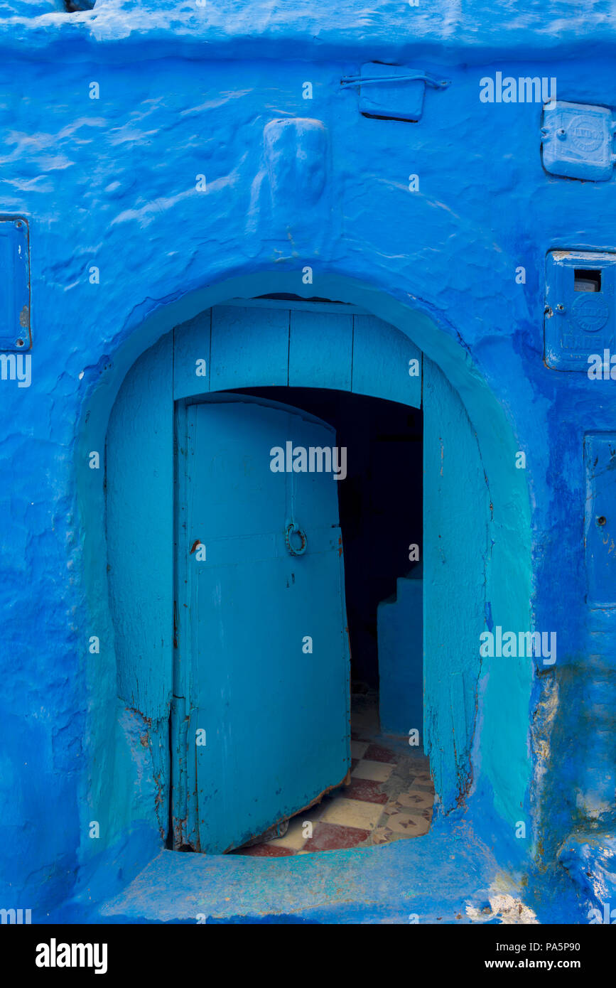 Blaue Tür, Hausfassade, blau bemalten Haus, Medina von Meknes, Chaouen, Córdoba, Königreich Marokko Stockfoto