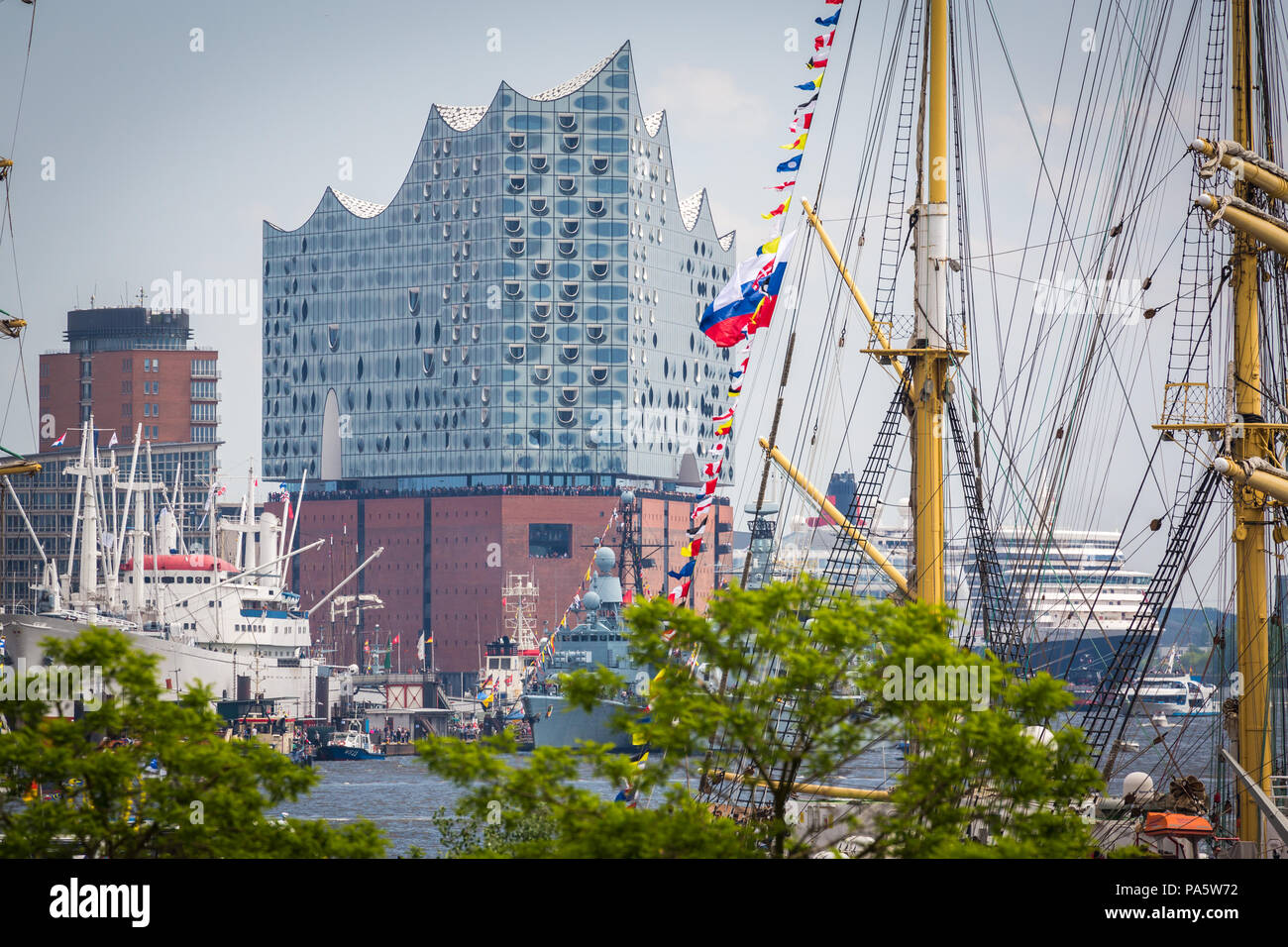 Elbphilharmonie, Elphie, die durch Schiffe und Masten Segelschiff umgeben, hinter Kreuzfahrtschiff, Hafen, Hamburg Stockfoto