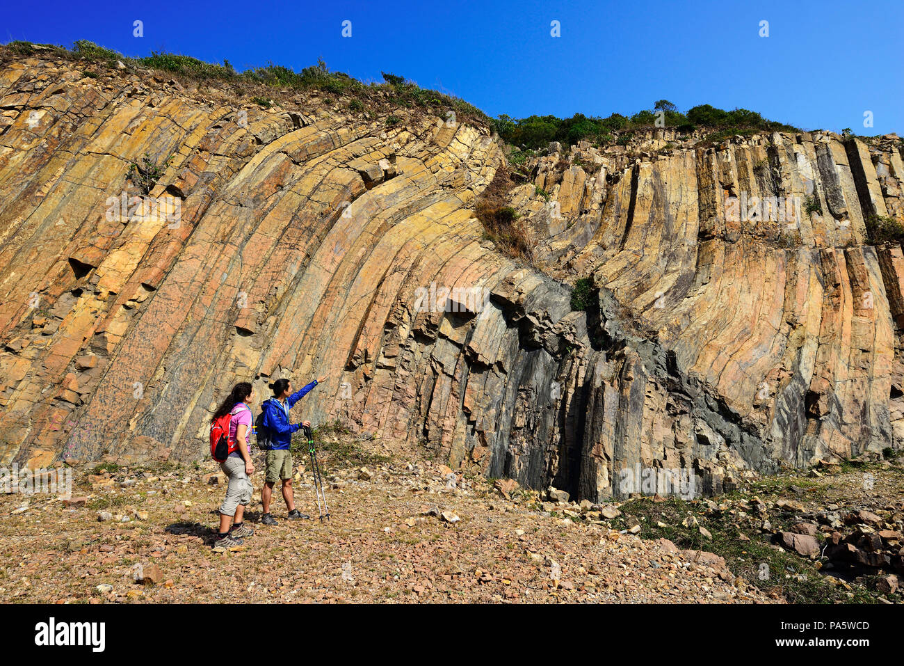 Wanderer vor der sechseckigen Rock Spalten in Geo Park, Sai Kung Peninsula, New Territories, Hong Kong, China Stockfoto