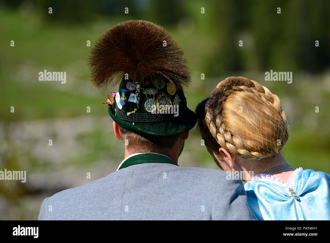 Paar in bayerischer Tracht mit Tiroler Hut von hinten, Nahaufnahme, Reit im Winkl, Bayern, Deutschland Stockfoto