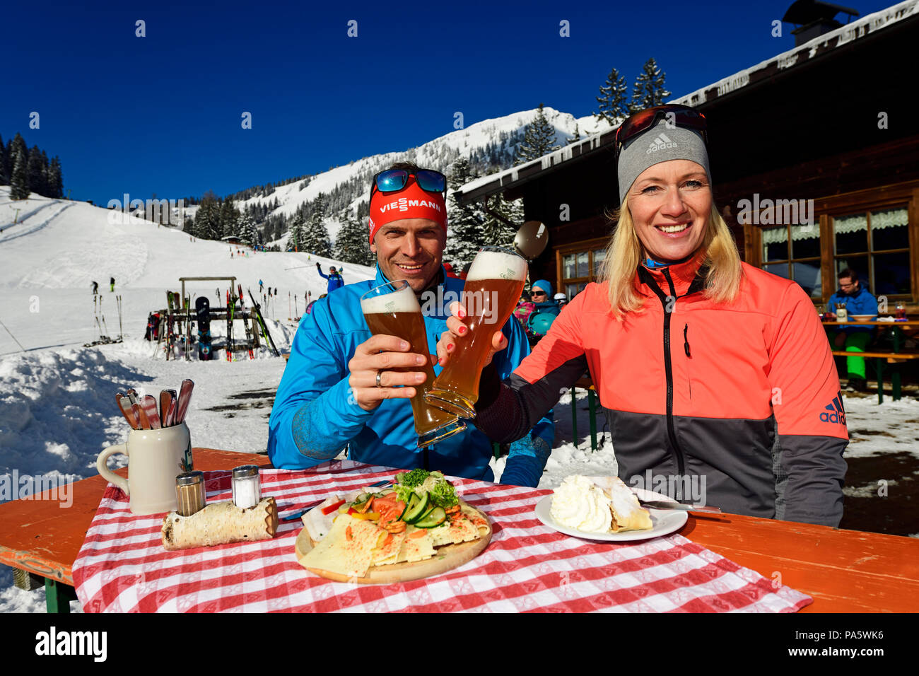 Olympische Silbermedaille Tobi Angerer mit seiner Frau Romy an der Snackbar auf der Wildalm, Heutal, Salzburger Land, Österreich Stockfoto