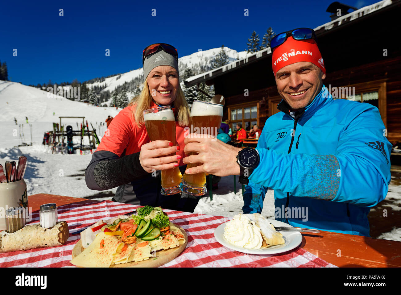 Olympische Silbermedaille Tobi Angerer mit seiner Frau Romy an der Snackbar auf der Wildalm, Heutal, Salzburger Land, Österreich Stockfoto