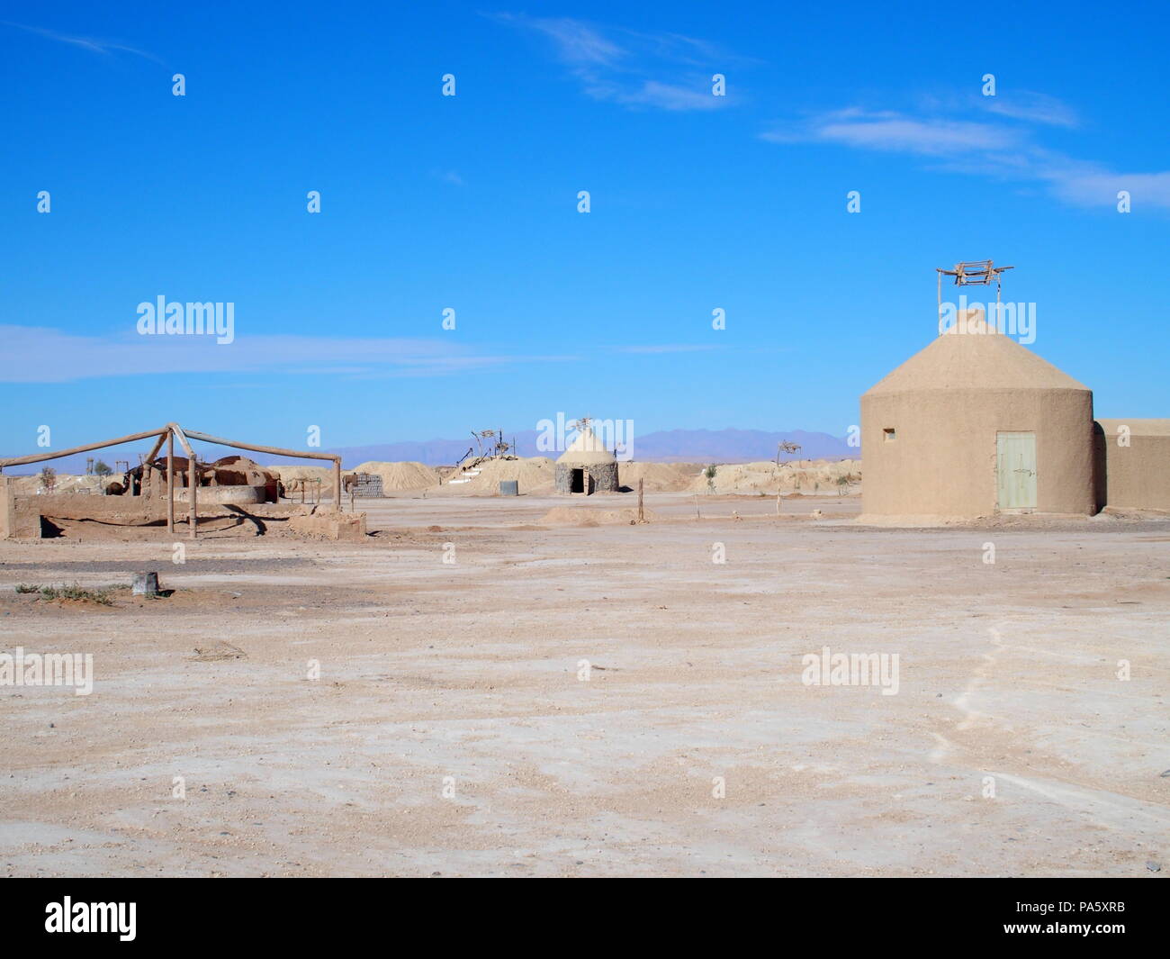 Wasser und Gebäuden von Ketthara an afrikanischen sandige Wüste Sahara Landschaften in der Nähe von Erfoud in Marokko mit klaren blauen Himmel in 2017 kalten sonnigen Winte Stockfoto