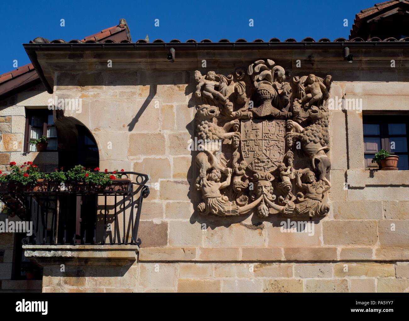 Edle Schild an der Fassade des Hauses der Miera-Rubalcaba, 18. Jahrhundert, Rubalcaba, Kantabrien, Spanien. Stockfoto