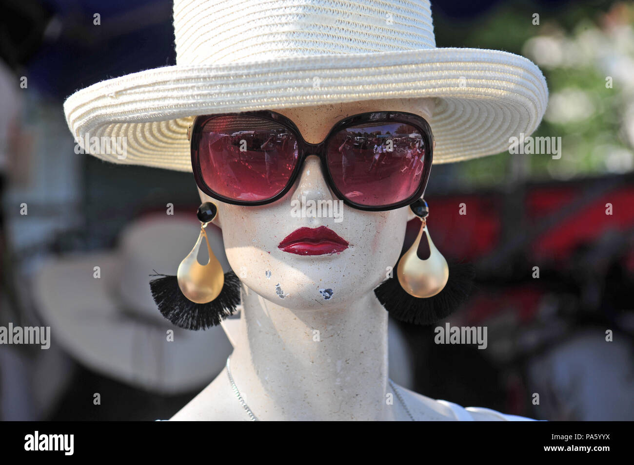 Women's Hut auf dem Kopf einer weiblichen Puppe auf dem Markt in Beziers, Frankreich Stockfoto