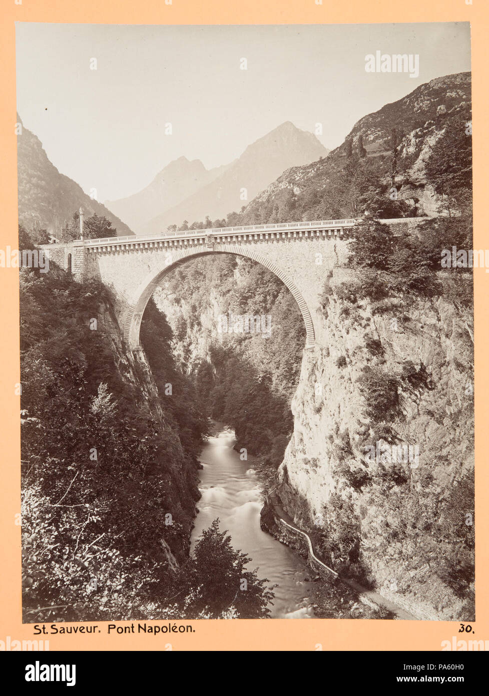 Inv.Nr: LXVI: D.30. 87 Fotografi av-Pyrénées. St. Sauveur, Pont l'Île-Rousse - Hallwylska museet - 104665 Stockfoto