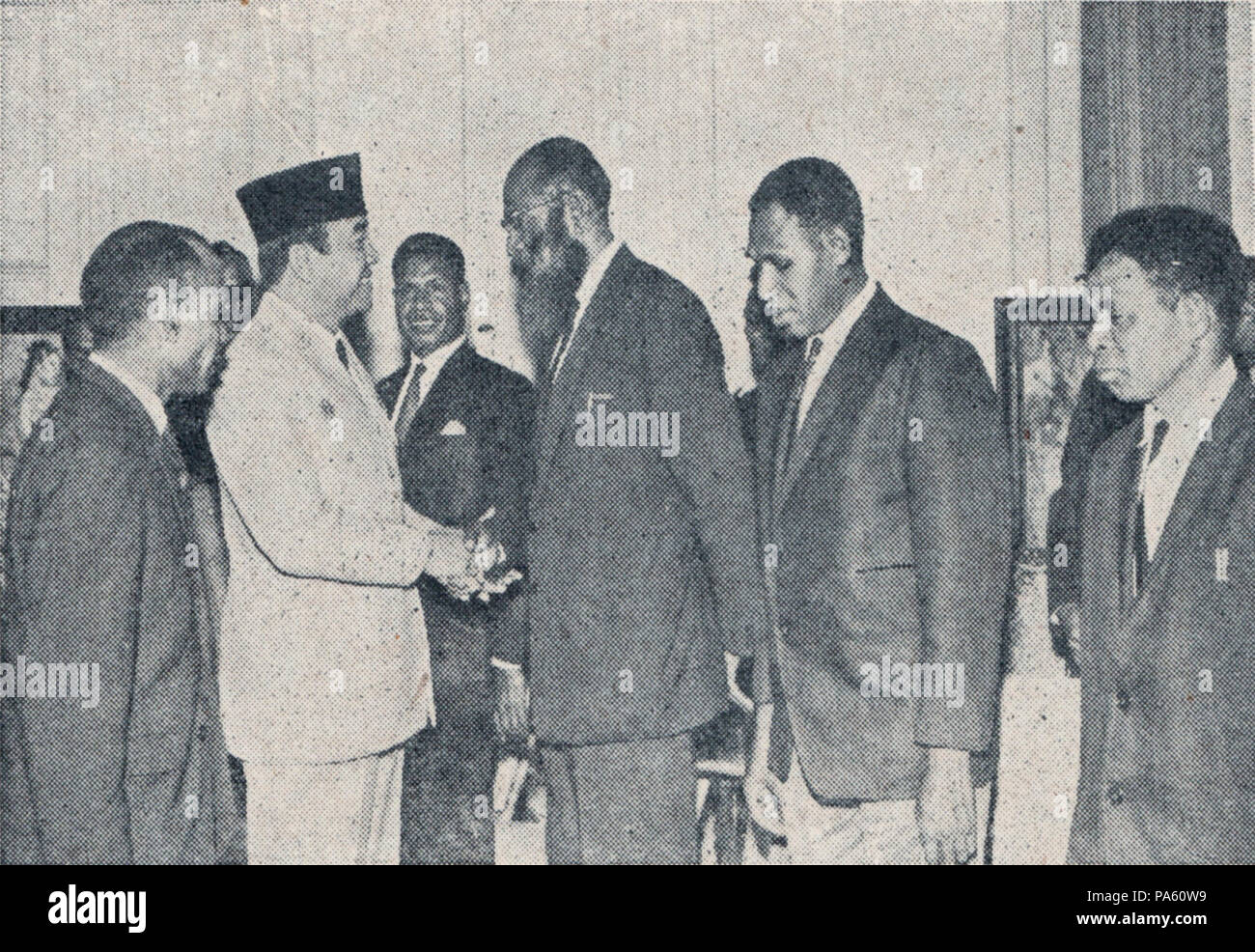 305 Sukarno mit Papua Führer (1963), Bung Karno Penjambung Lidah Rakjat 244 Stockfoto