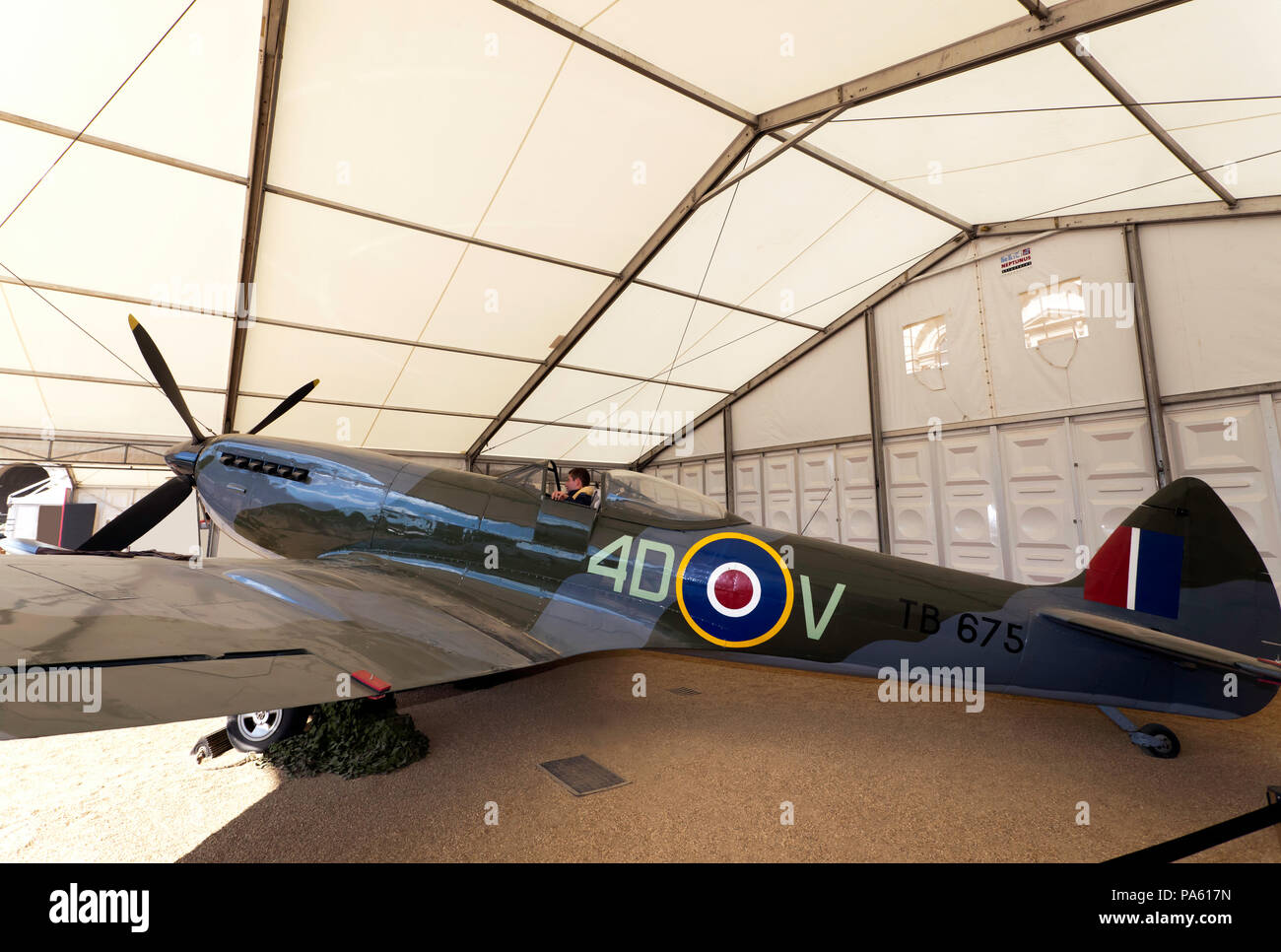 Ansicht einer Supermarine Spitfire Mk XVI, Teil der RAF Centennial Feiern im Horse Guards Parade, Stockfoto