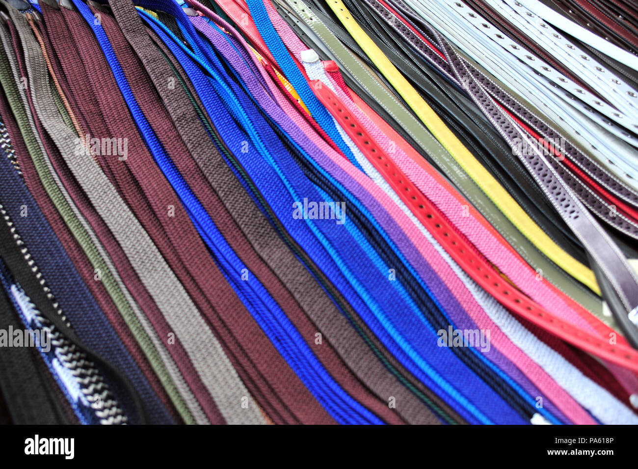 Bunte Mens Riemen auf der Kleidung Markt jede Woche in Béziers, Frankreich Stockfoto