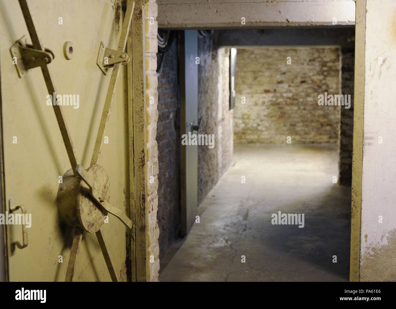 Nationalsozialismus Documentation Center. Memorial Museum der Gestapo Gefängnis im EL-DE-Haus. 1979 gegründet. Es war die Zentrale der Geheimpolizei (Gestapo) zwischen 1935 und 1945. Blick auf die Umgebung des Bunkers, mit denen war in den Keller des Gebäudes während seiner Konstruktion ausgestattet, bevor Sie von der Gestapo genutzt wird. Köln. Deutschland. Stockfoto