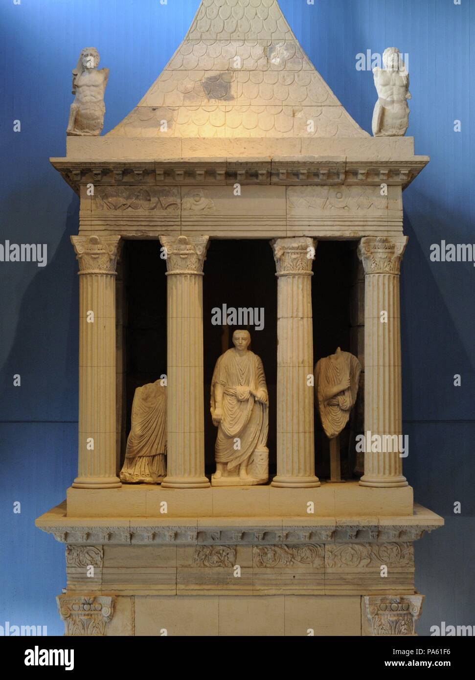 Mausoleum von Lucius Poblicius. Detail. 40 AD. Veteran der 5.Legion. Im zentralen Teil der Vorhalle mit Säulen ist die Zahl der Verstorbenen als Bürger, das Tragen einer Toga und durch seine Familie umgeben. In Köln gefunden. Römisch-germanisches Museum. Köln. Deutschland. Stockfoto