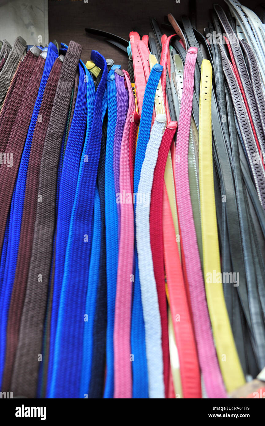 Bunte Mens Riemen auf der Kleidung Markt jede Woche in Béziers, Frankreich Stockfoto