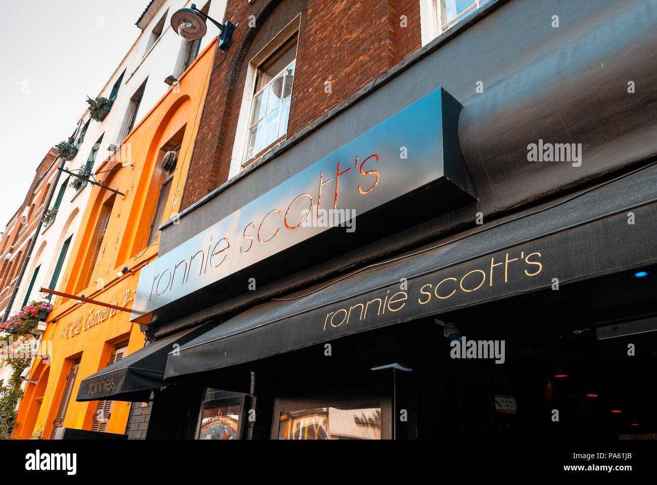 Ronnie Scotts Jazz Club, 47 Frith Street, Soho, London, Großbritannien. Das 1965 eröffnete Restaurant war der zweite Veranstaltungsort des Clubs. Stockfoto