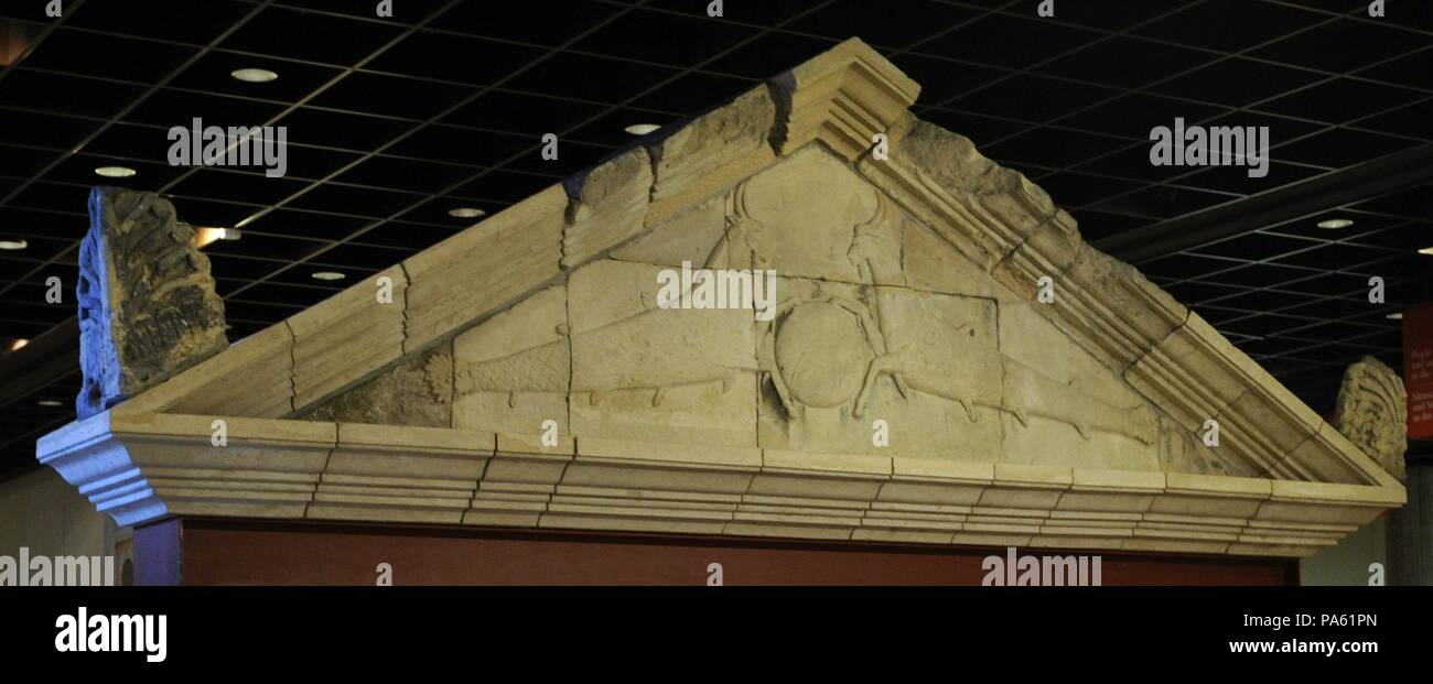 Bogenfeld eines römischen Grabmal in Form eines Tempels mit zwei Ziegen halten der Erdkugel. Steinbock war das Zeichen des vergöttert Kaiser Augustus. In Luxemburg Straße, Köln (Deutschland) gefunden. Römisch-germanisches Museum. Köln. Deutschland. Stockfoto