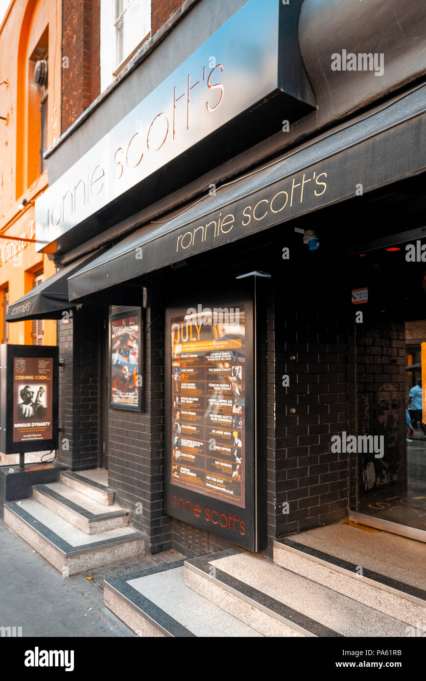 Ronnie Scotts Jazz Club, 47 Frith Street, Soho, London, Großbritannien. Das 1965 eröffnete Restaurant war der zweite Veranstaltungsort des Clubs. Stockfoto