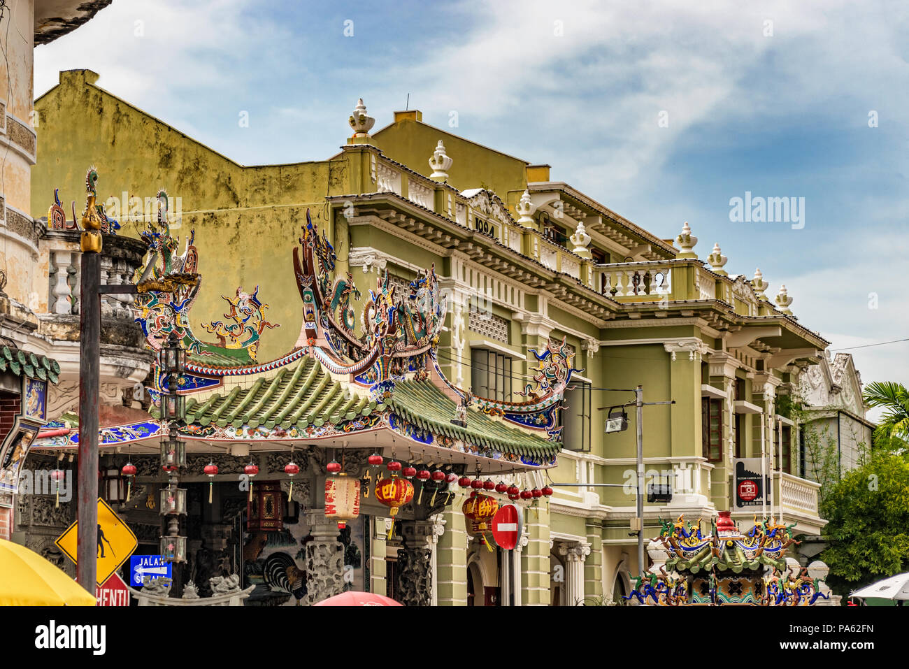George Town, Penang, Malaysia - Dez 8, 2017: Fassade des Yap Kongsi Tempel und alten kolonialen Gebäude in George Town, Malaysia. Stockfoto