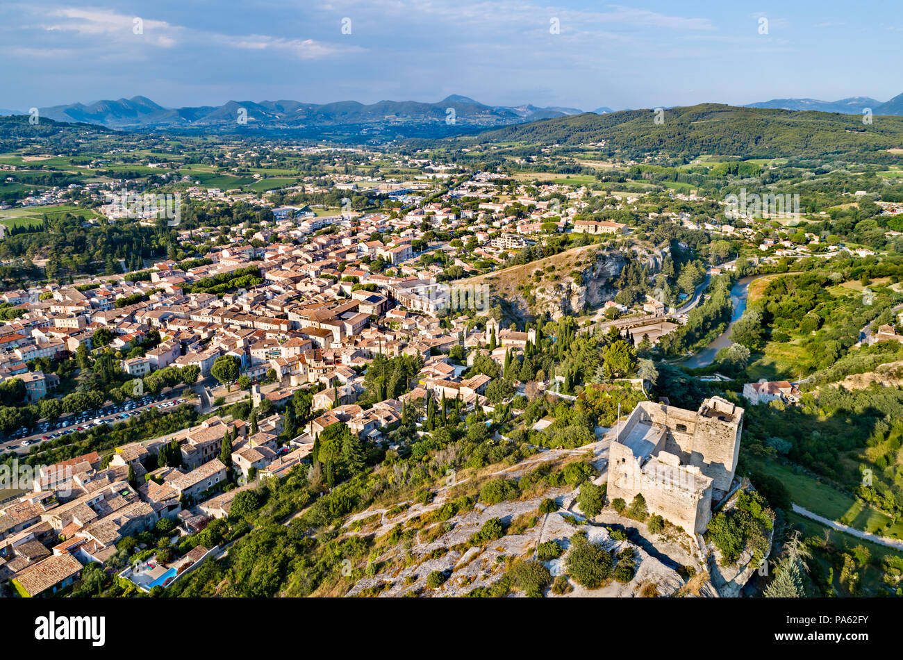 Luftaufnahme von Vaison-la-Romaine mit seinem Schloss - Provence, Frankreich Stockfoto