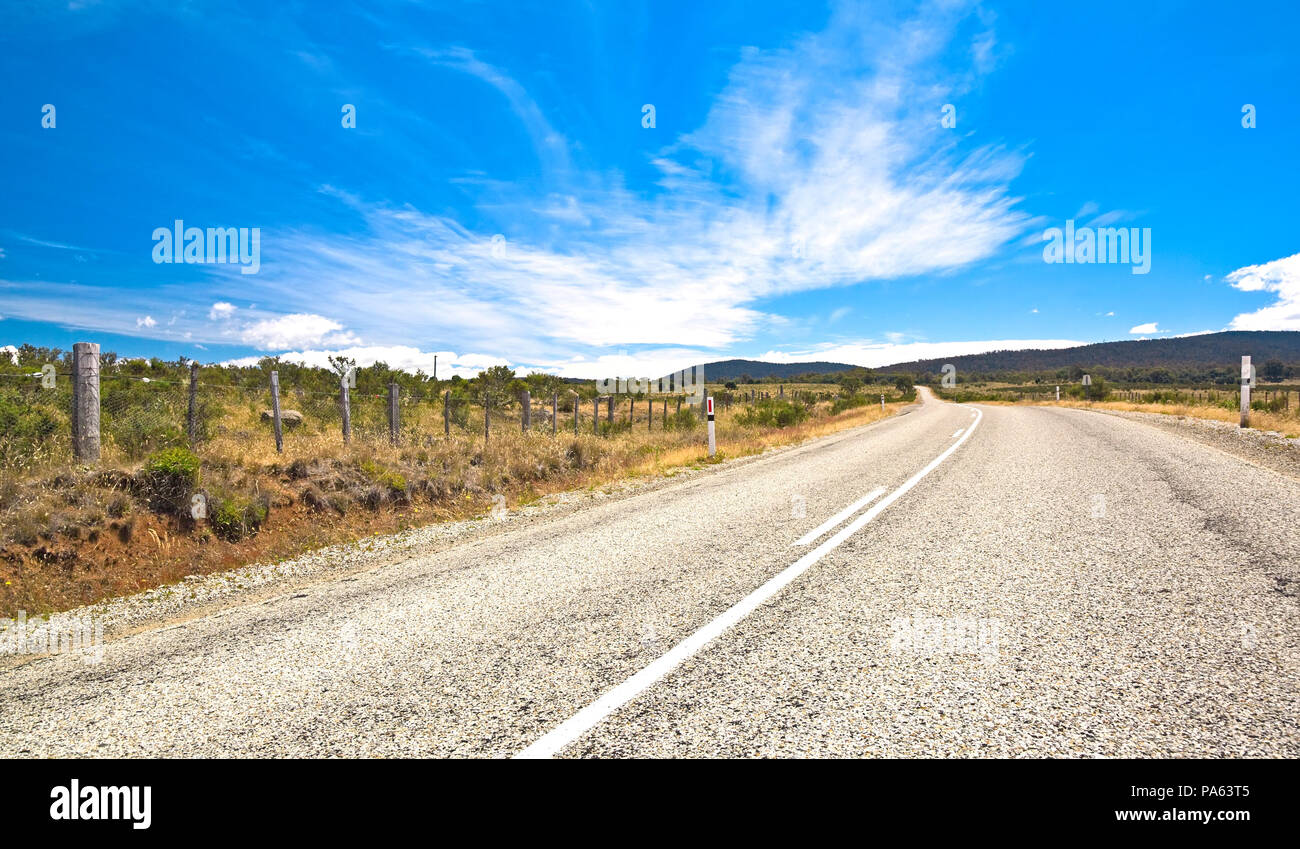 Eine Fotografie von einer Landstraße in Australien Stockfoto