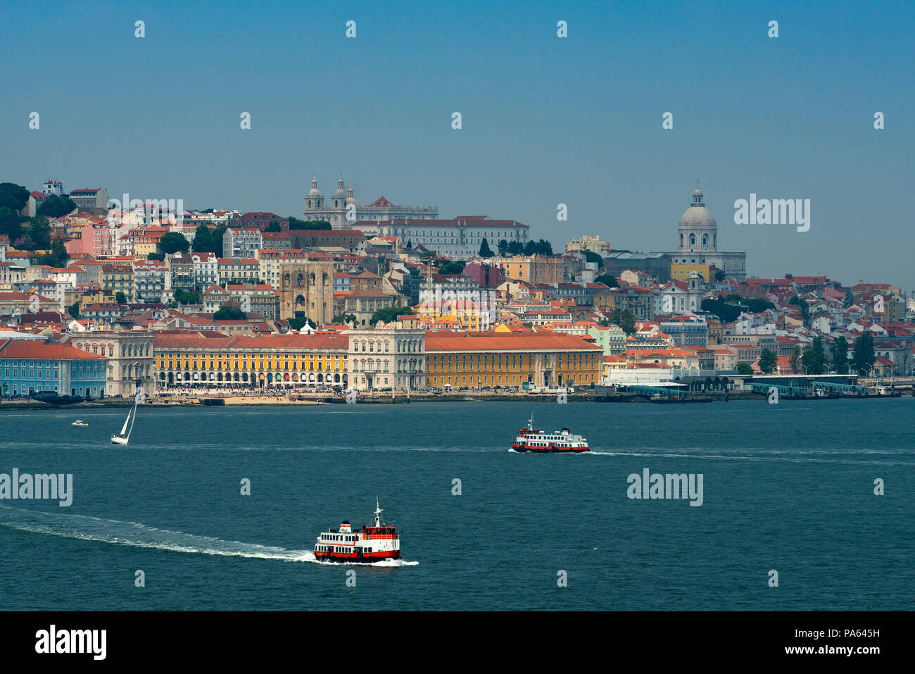 Blick auf die Skyline der Stadt Lissabon mit Booten (cacilheiro) auf den Tejo; Konzept für Reisen in Portugal und besuchen Sie Lissabon Stockfoto
