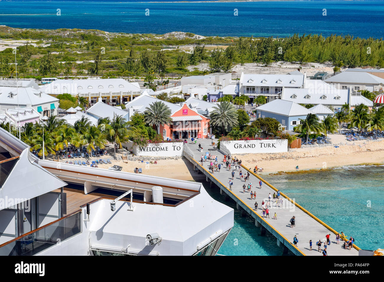 Grand Turk, Turks- und Caicosinseln - April 03 2014: Passagiere den Weg von Ihrem Schiff auf die Insel bei der Ankunft in Grand Turk in der Stockfoto