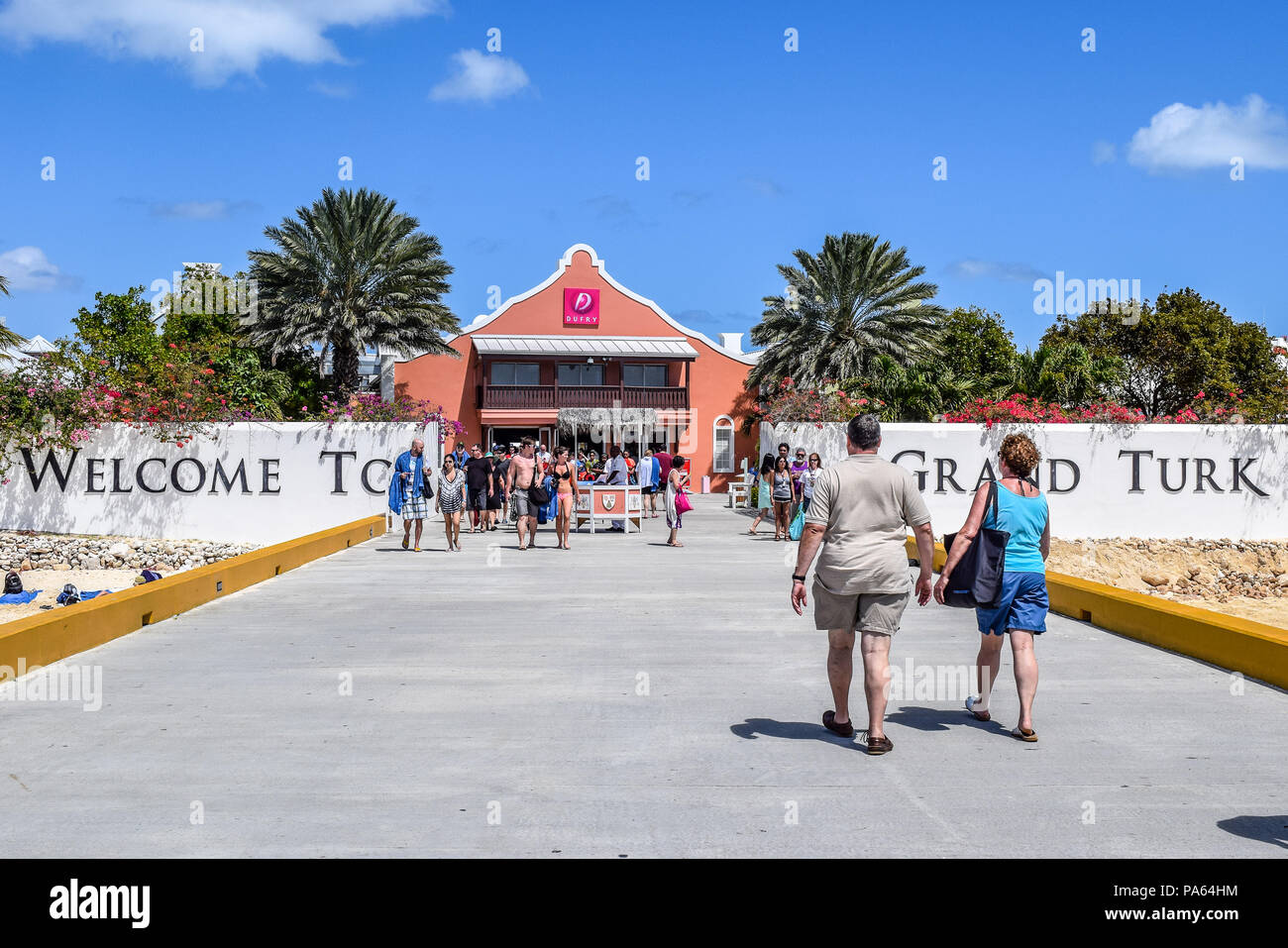 Grand Turk, Turks- und Caicosinseln - April 03 2014: Passagiere den Weg von Ihrem Schiff auf die Insel bei der Ankunft in Grand Turk in der Stockfoto