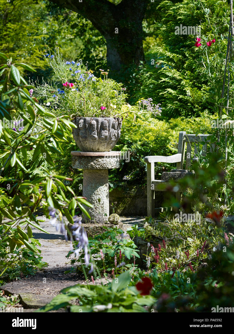 Skulptur Pflanzmaschine sitzt in der Mitte von einem umrandeten Bereich in der laienhaften Versuchen, einen Garten in Nidderdale, North Yorkshire, bei 900 Ft. Stockfoto