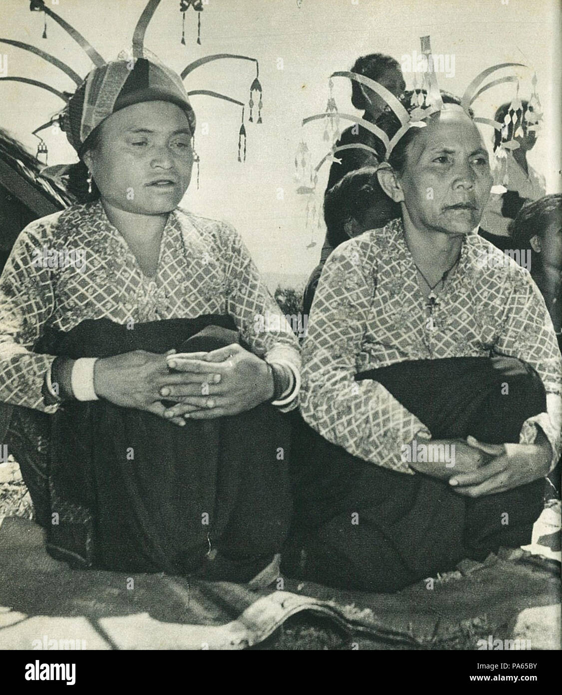 332 Frauen in Flores, einen Kampf, Indonesien Tanah Airku, p62 Stockfoto