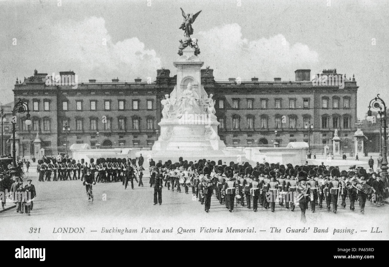 . Louis Levy Postkarte von etwa 1912 zeigt die Neue Wache auf dem Weg zum St. James's Palace von Wellington Kaserne für die Guard ändern, indem Sie mindestens vier Polizei Polizisten von Cannon Row Polizei eskortiert. 253 Buckingham Palace (22796077316) Stockfoto