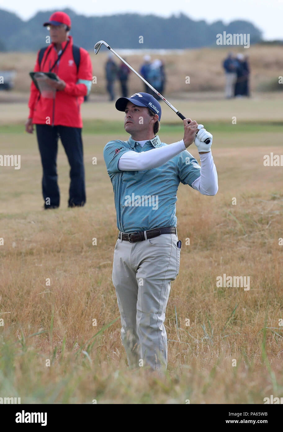 Die USA Kevin Kisner nimmt seinen zweiten Schuß auf dem 18. bei Tag zwei der Open Championship 2018 in Carnoustie Golf Links, Angus. PRESS ASSOCIATION Foto. Bild Datum: Freitag, 20. Juli 2018. Siehe PA Geschichte Golf Open. Photo Credit: Jane Barlow/PA-Kabel. Einschränkungen: Nur für den redaktionellen Gebrauch bestimmt. Keine kommerzielle Nutzung. Standbild nur verwenden. Die offene Meisterschaft Logo und Link zum Öffnen der Webseite (TheOpen.com) auf der Website veröffentlichen. Stockfoto