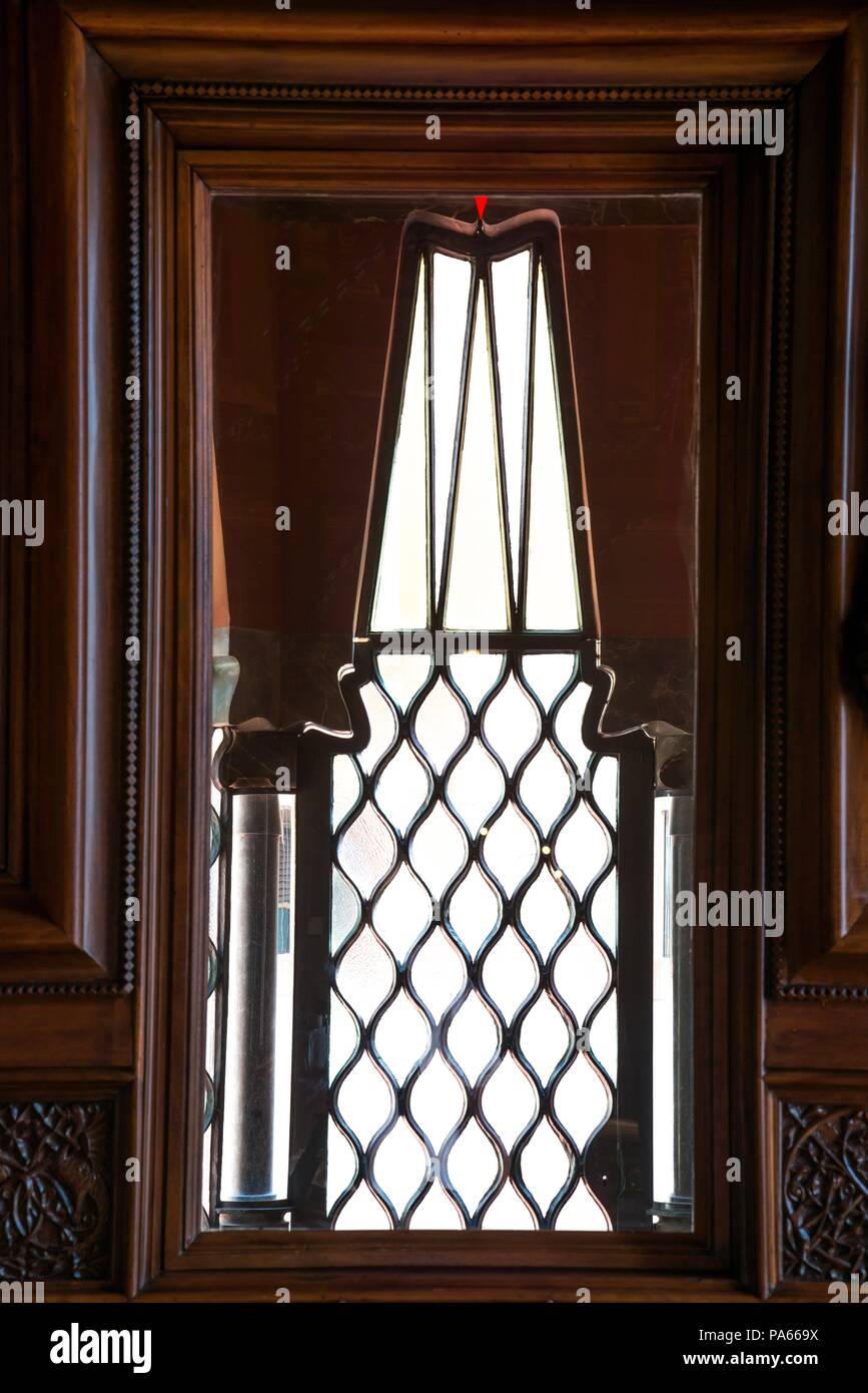 Antoni Gaudí/Fenster mit Glas - gezeichnete Spalten, im Erdgeschoss des Güell Palast, 1888, Barcelona, Katalonien, Spanien. Museum: Palacio Güell, Barcelona, Catalunya, España. Stockfoto