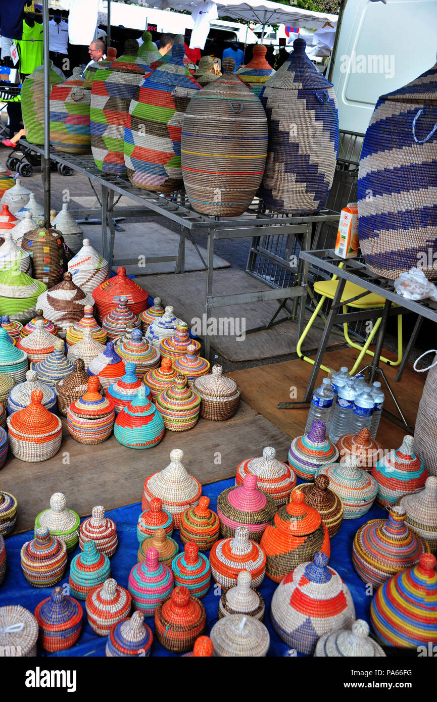 Handgewebte, bunte Sisal Körbe auf dem Display auf einem Markt in Beziers, Frankreich Stockfoto