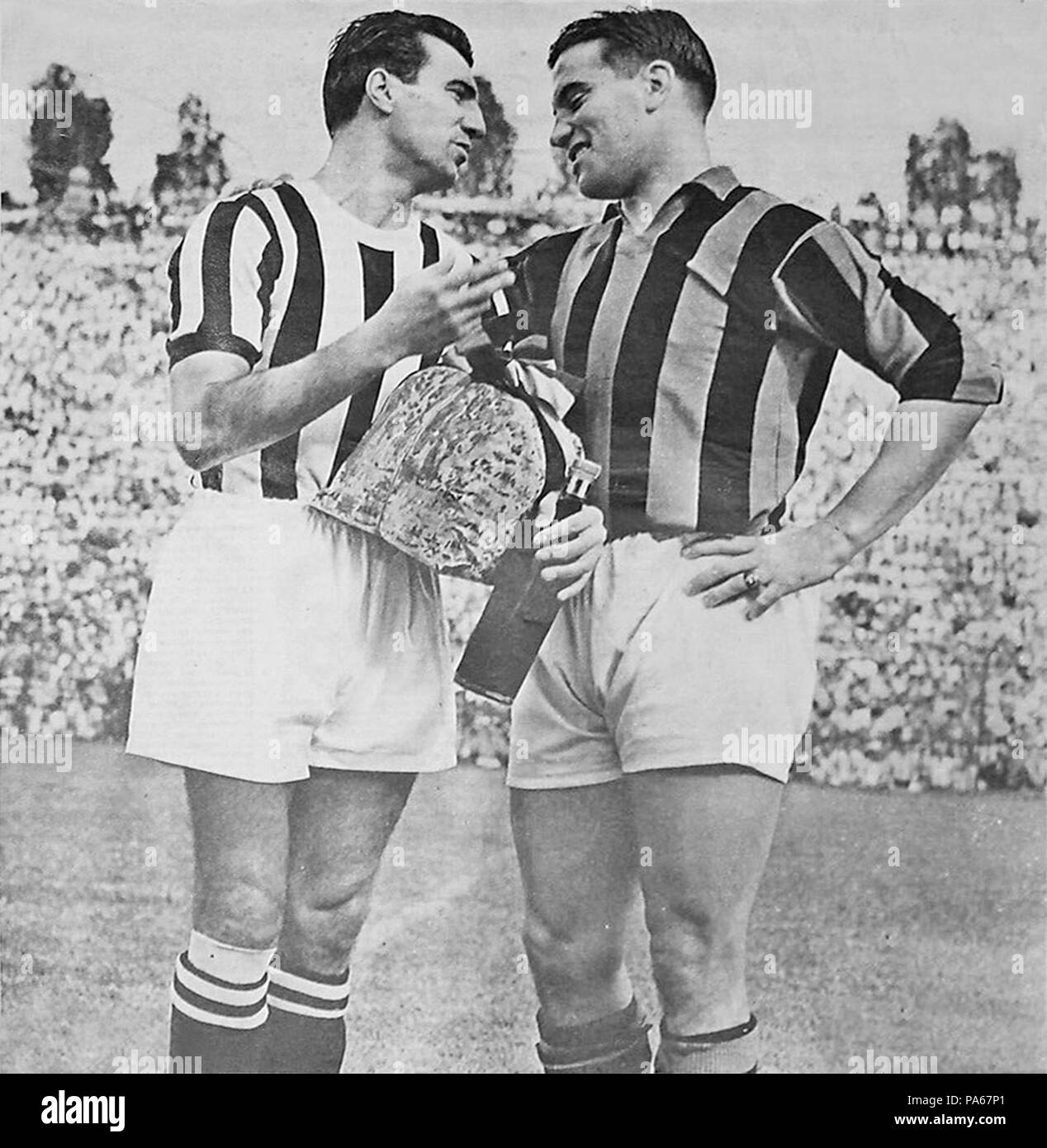 11 AC Mailand gegen Juventus (Freundschaftsspiel) - San Siro, 1950 - Carlo Parola und Gunnar Nordahl Stockfoto