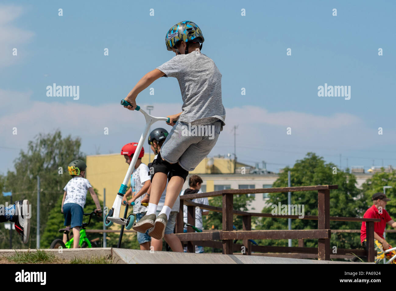 RIGA, Lettland - 20. Juli 2018: Die Teenager in den Skatepark führt verschiedene Tricks mit Roller. Stockfoto